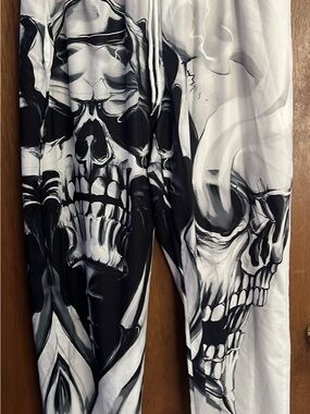 Women’s  Black & White Skull Print Jogger Pants with pockets
